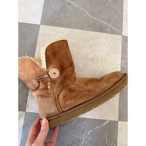UGG Classic Short Button Boots Chestnut Women’s Size 9 Sheepskin Winter Boots